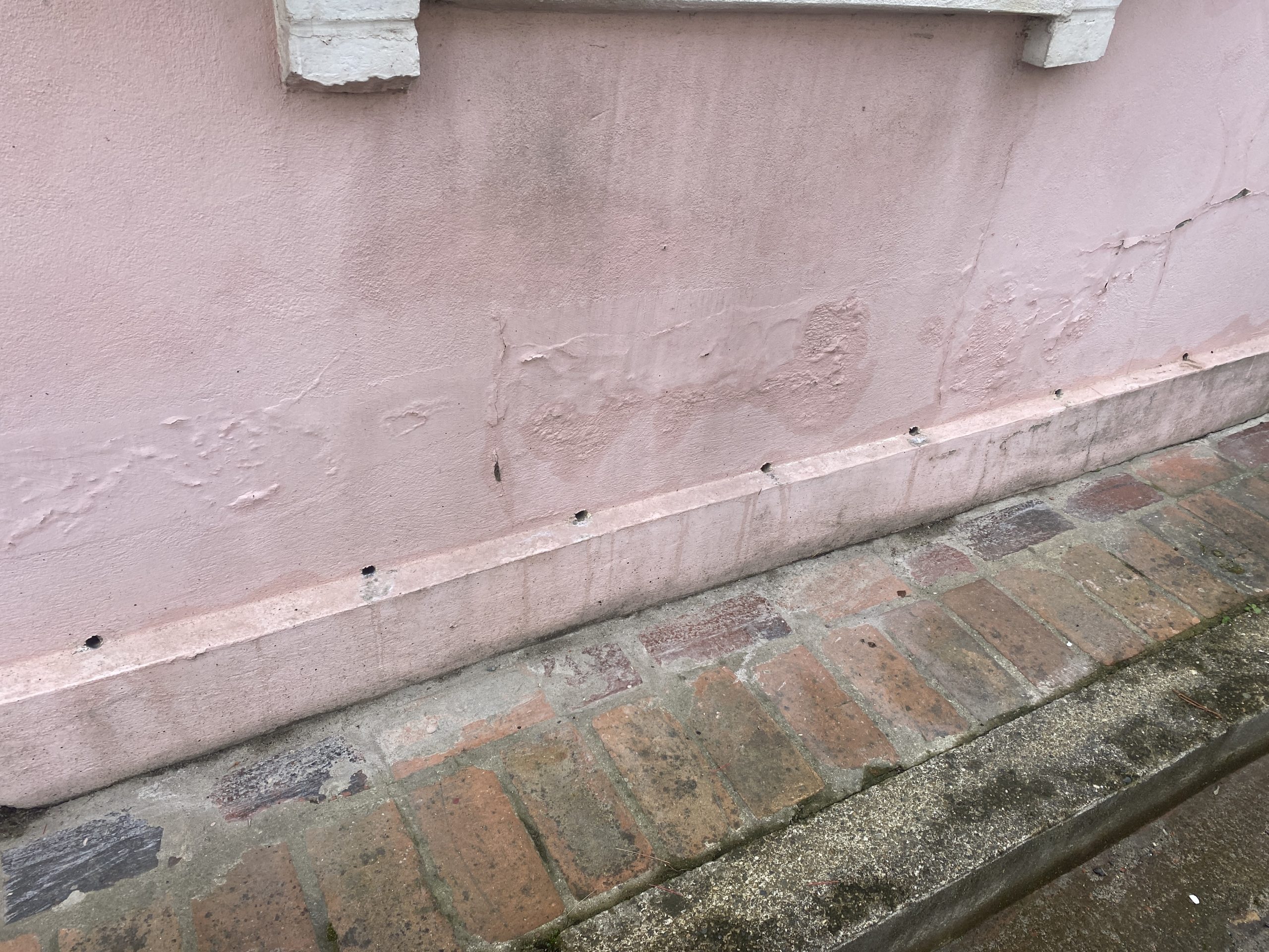 traces d'humidité avec peintures cloquées en pied de mur