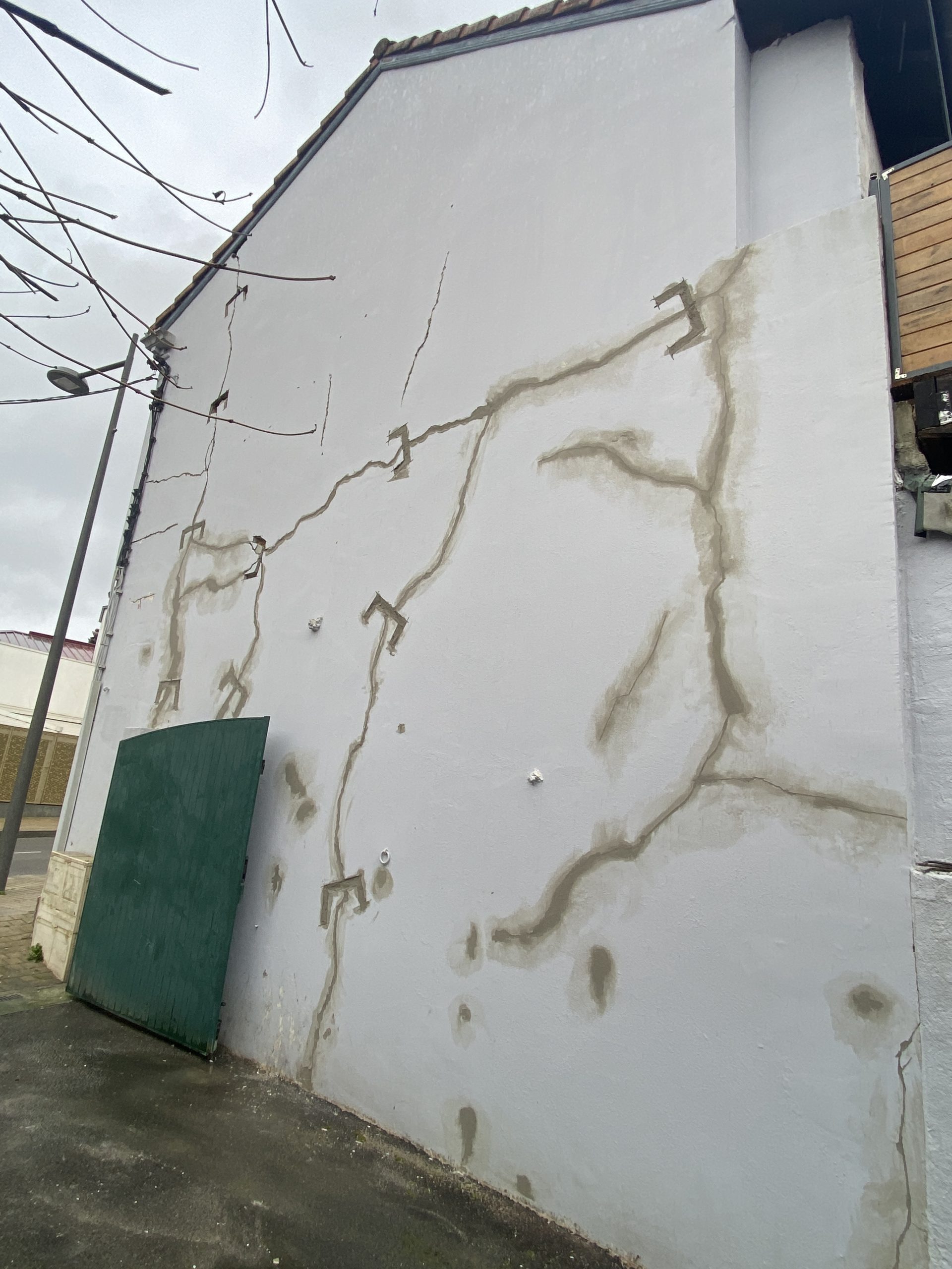ouverture et agrafage des fissures d'une maison à étage