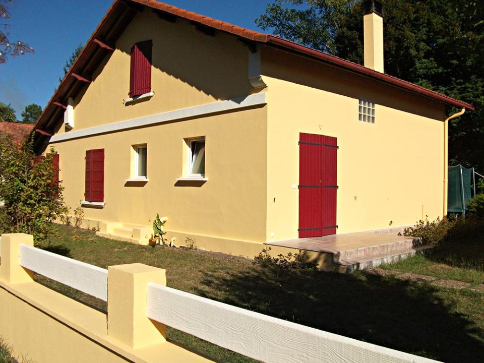 Façades 40 maison jaune rouge fenêtres porte.
