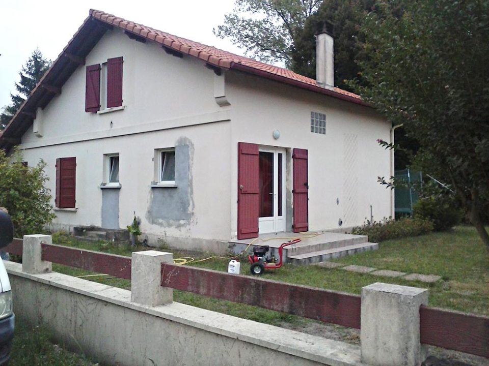 Façades 40 maison blanche volets rouges construction