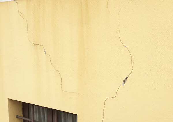 Fissures infiltrantes créants des entrée d'eau dans la maison