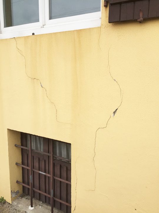 Façades 40 fissures mur jaunes fenêtre grillagée