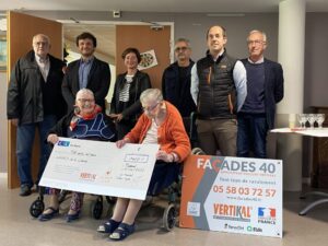 Remise de dons Ehpad ave le maire de tyrosse