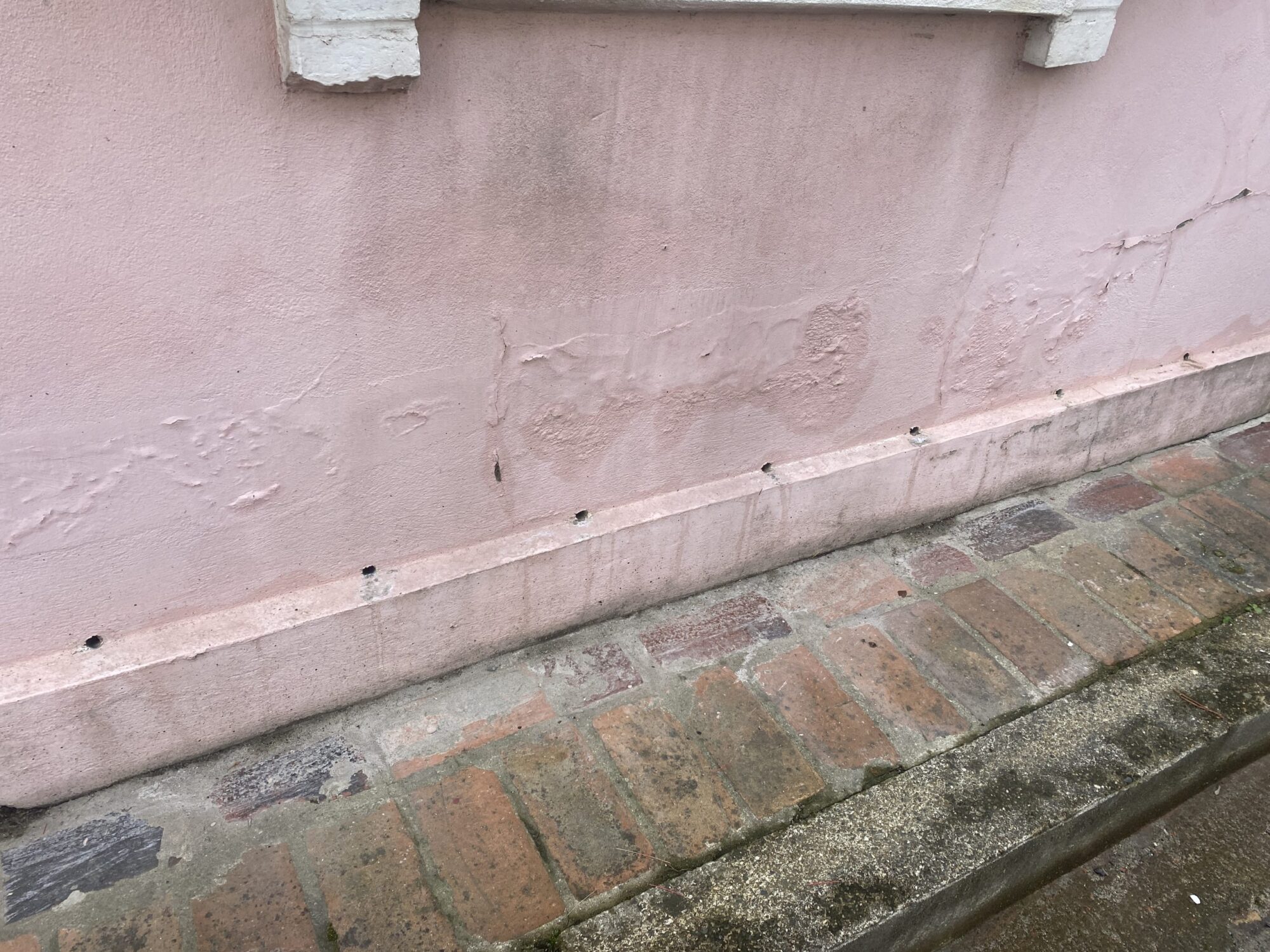 traces d'humidité avec peintures cloquées en pied de mur