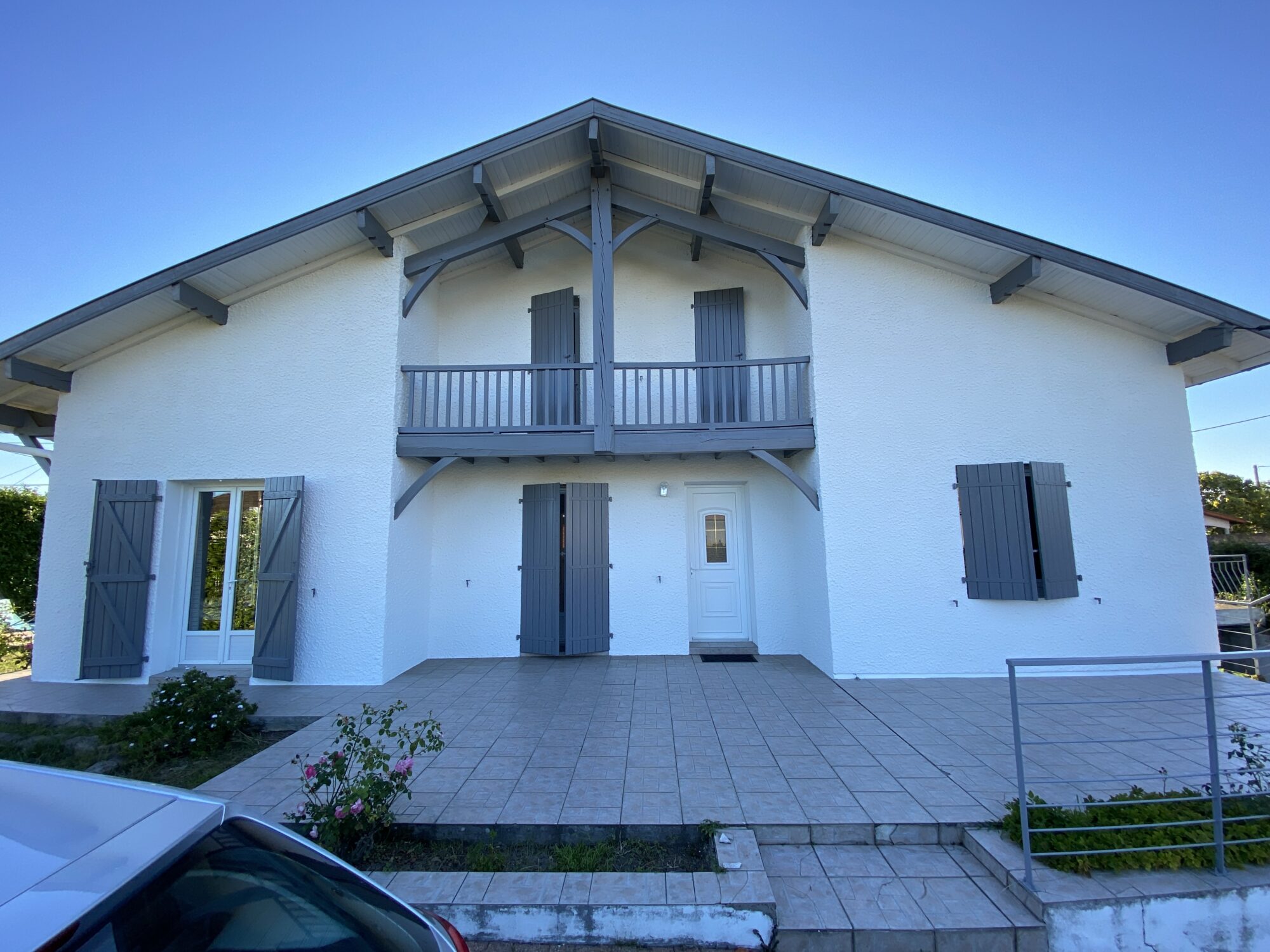 Façades 40 maison blanche balcon gris