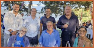 Hommes et femmes souriant ensemble lors d'un événement.