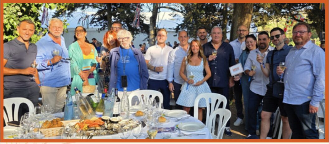 Groupe de personnes tenant des verres, Façades 40.