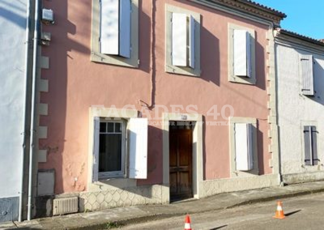 Façades 40 bâtiments roses fenêtres volets