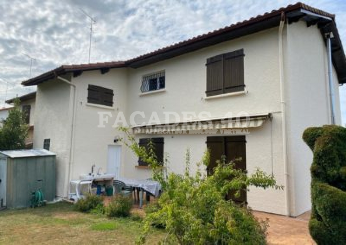 Maison blanche avec volets noirs, jardin, Façades 40