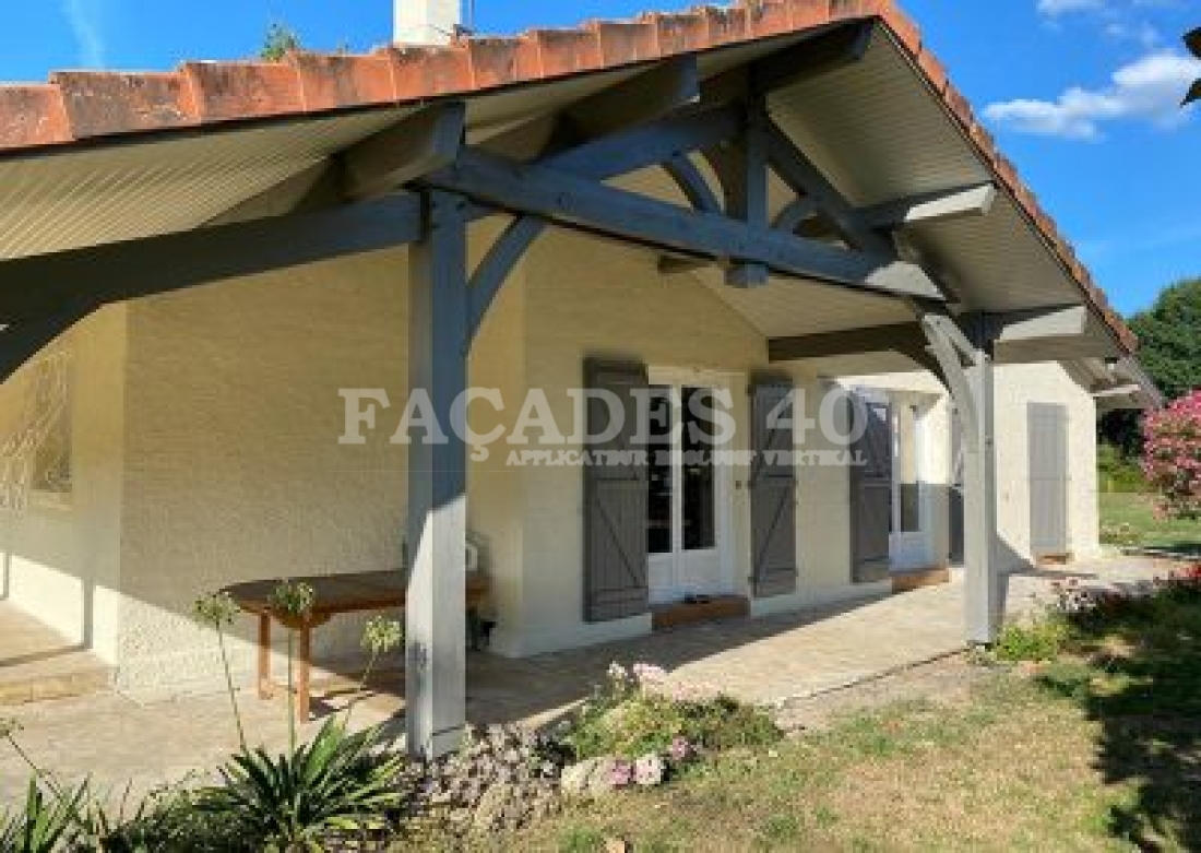 Façades 40 maison jaune balcon bois