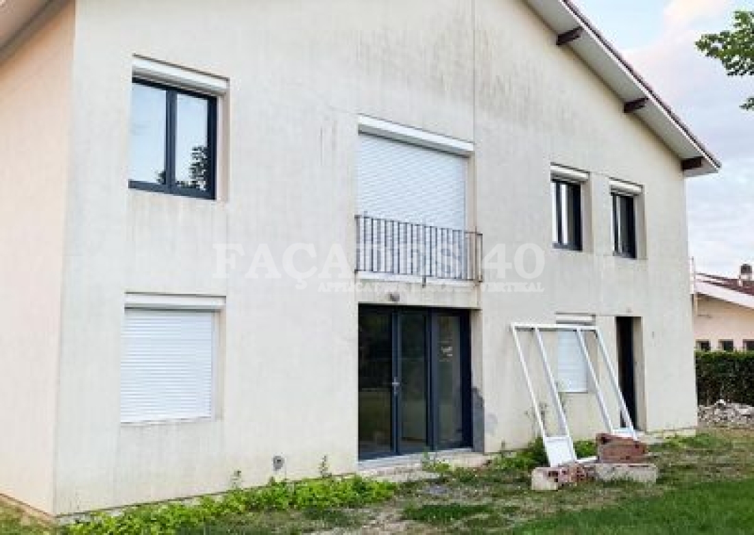 Façades 40 : Maison en construction avec fenêtres et escaliers