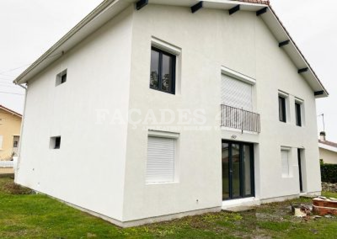 Maison moderne avec fenêtres et balcon