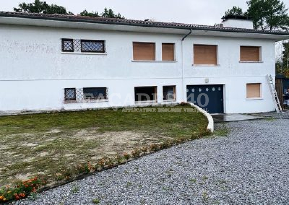 Façades 40 maison blanche fenêtres couvertes