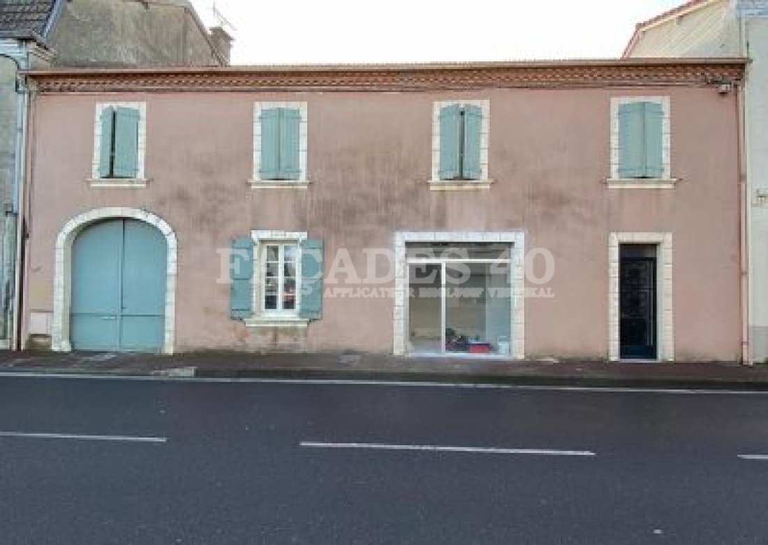 Façades 40 bâtiments roses fenêtres bleues