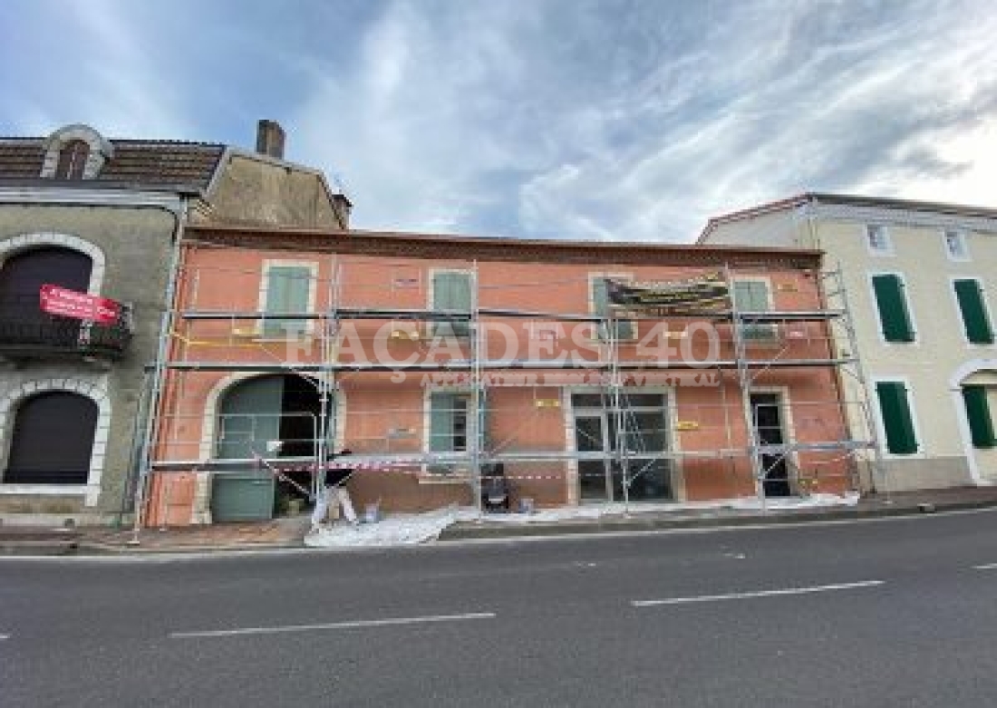 Photo pendant 1 Mise en peinture façade d’un vieil enduit à hagetmau