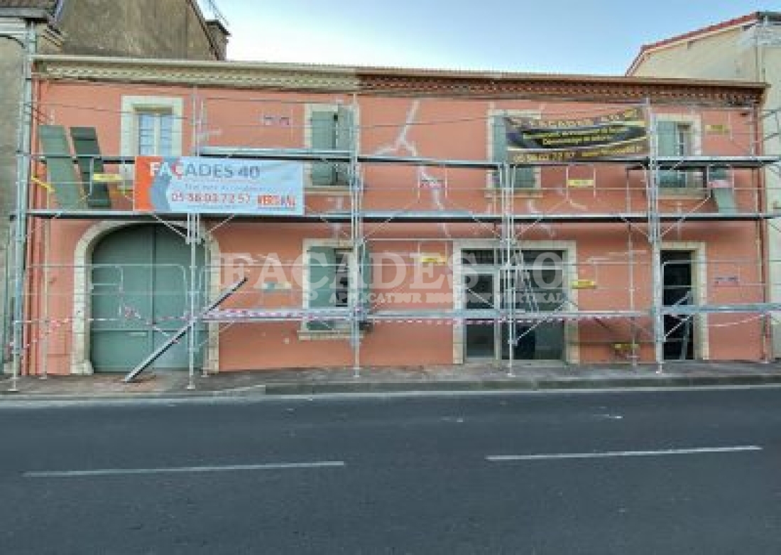 Photo pendant 2 Mise en peinture façade d’un vieil enduit à hagetmau