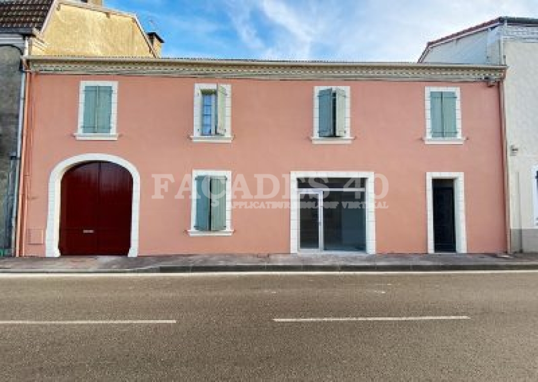 maison peinte en rose pour la façade et peinture blanche pour les encadrements