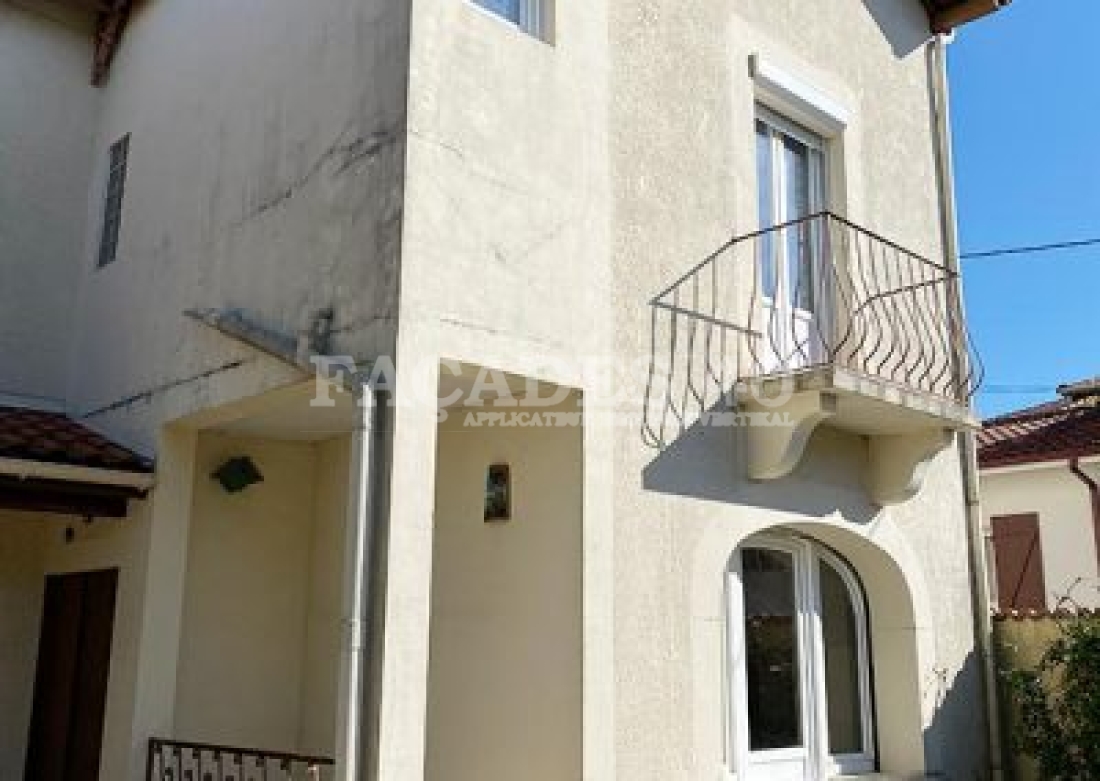 Façades 40 bâtiment blanc balcon fenêtre