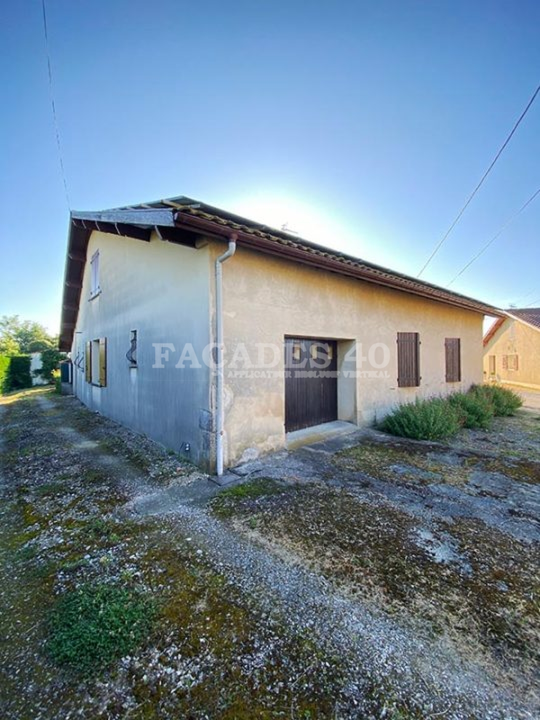 facades exposées au mauvais temps qui provoque un développement de moisissures importantes