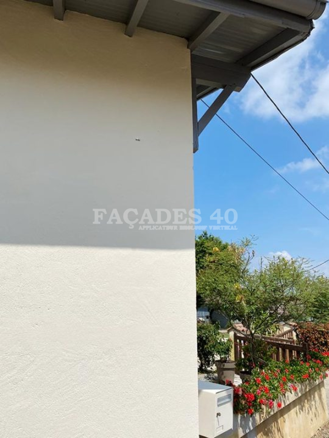 Façades 40 Maison blanche balcon fleurs