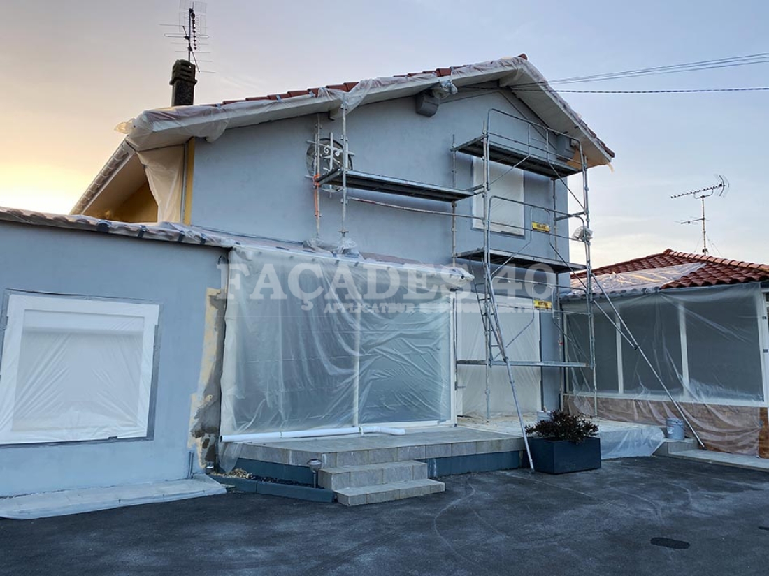 Ravalement de façade à SAINT PAUL LES DAX (Landes, 40), pendant les travaux