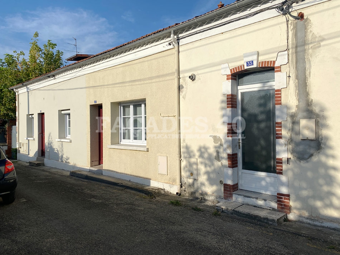 Photo des deux façades avant les travaux ou l’ont aperçoit l’assèchement de mur qui est déjà fait.