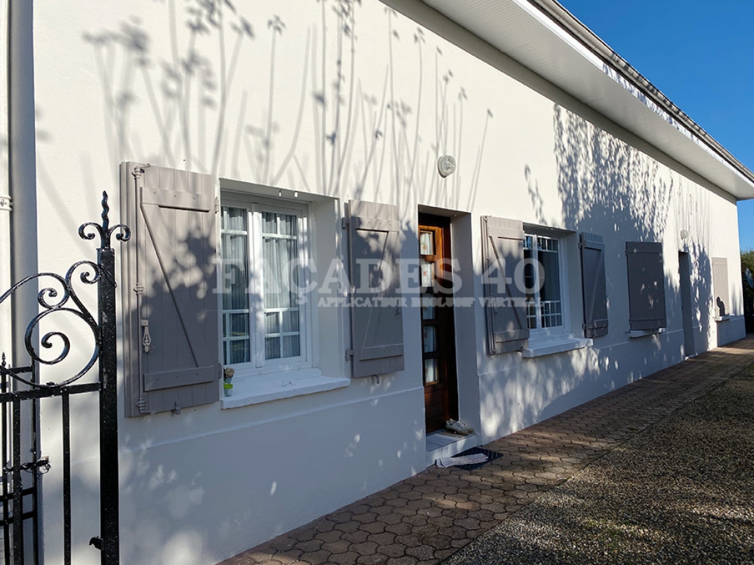 Façades 40 maison blanche fenêtres volets