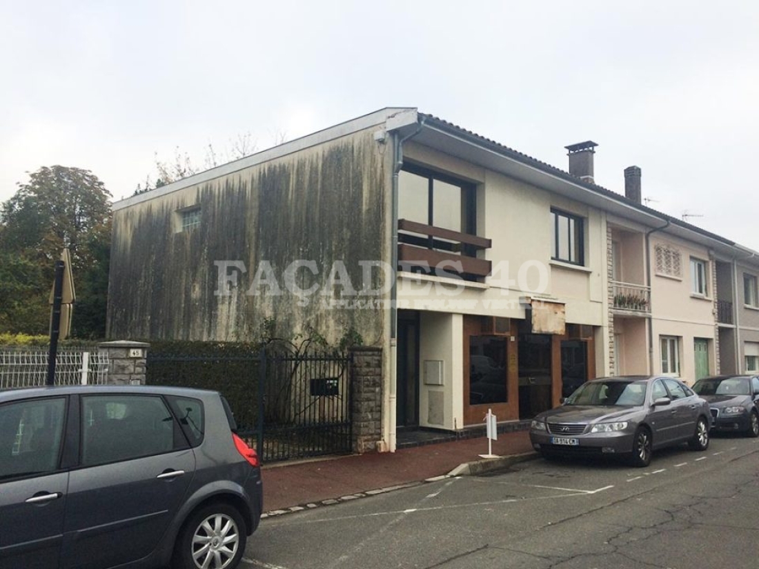 Façades 40 maisons résidentielles rue voitures