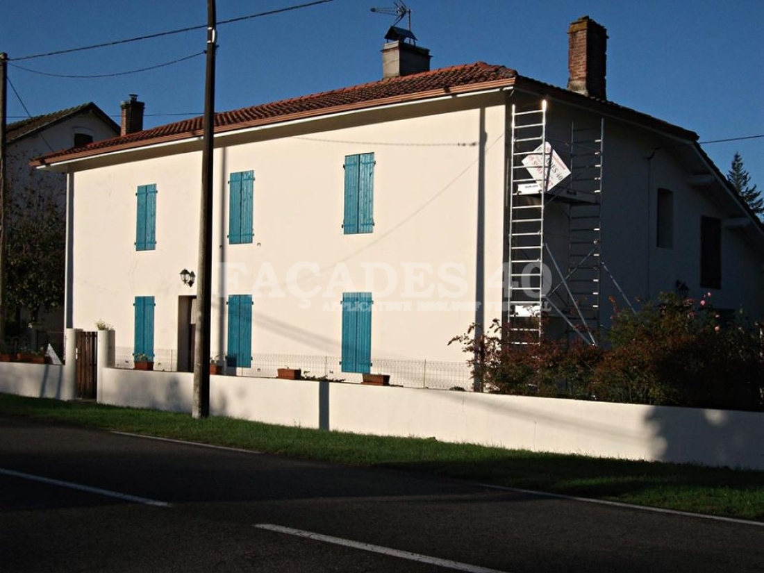 Façades 40 maison blanche volets bleus rue