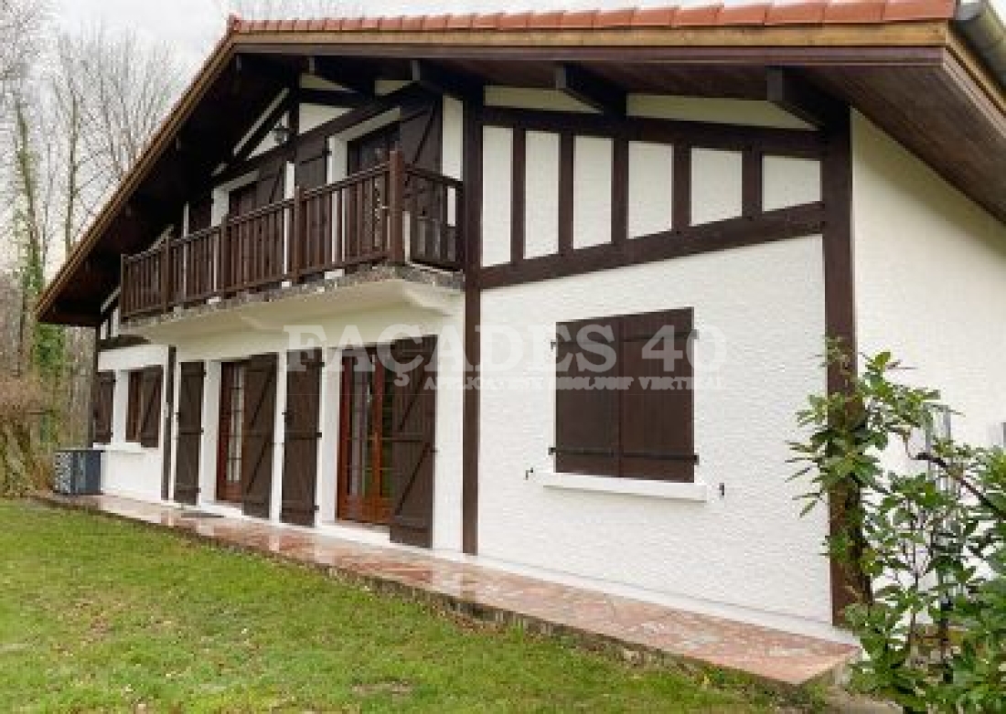 Façades 40 Maison blanche avec volets marron