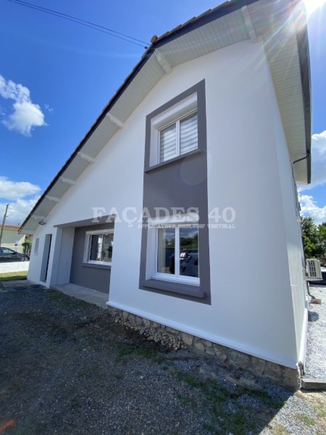 décoration des façades d'une maison pour apporter un aspect moderne avec la réalisation d'une peinture de façade