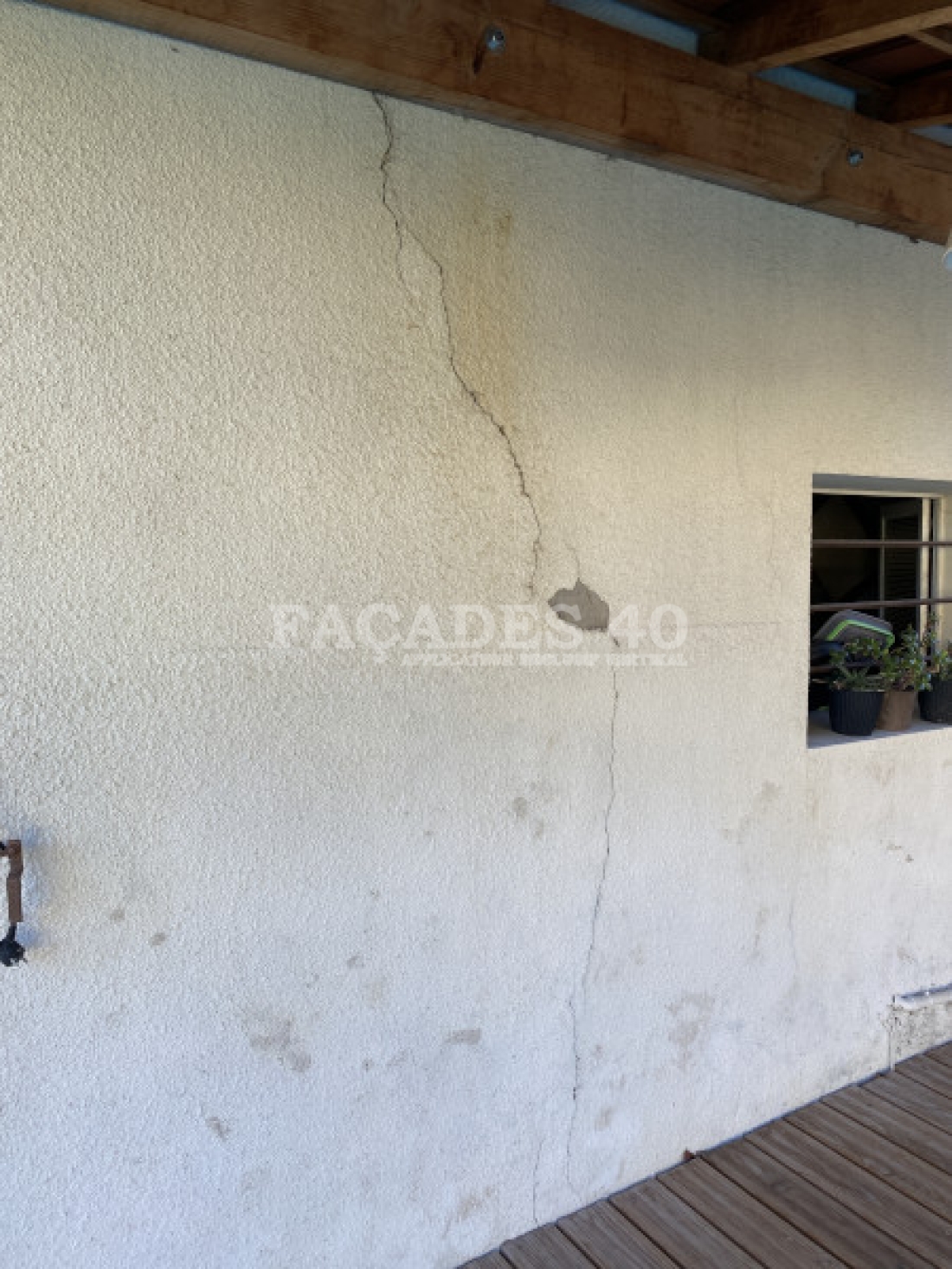 Lézarde traversante avec enduit creux sur le pied de mur et crépis à refaire