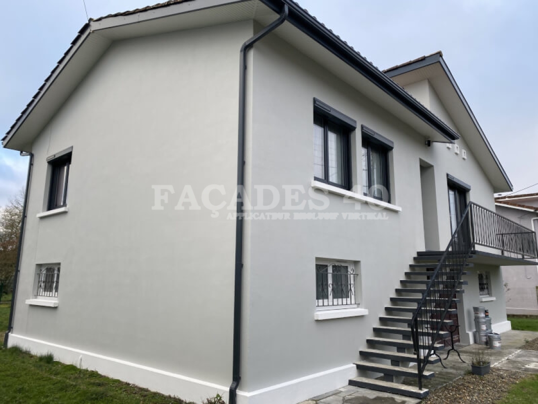 Maison moderne avec escaliers et fenêtres