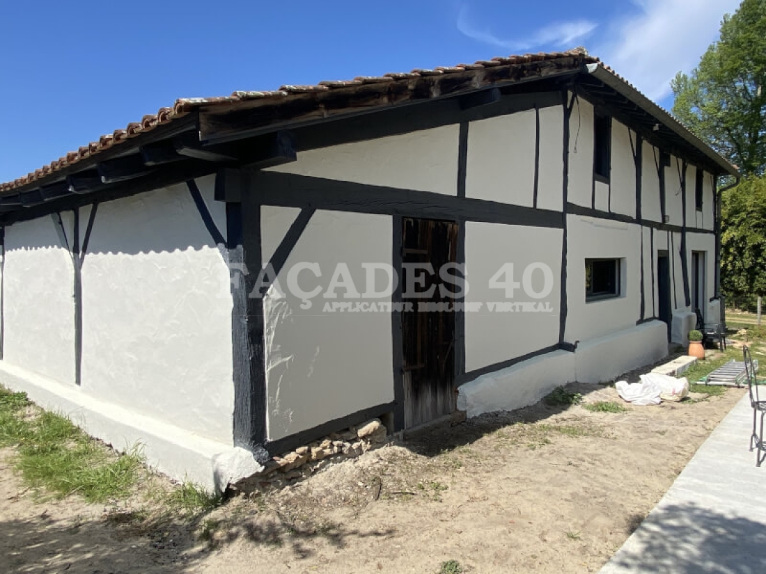 Façades 40 maison traditionnelle blanche et noire