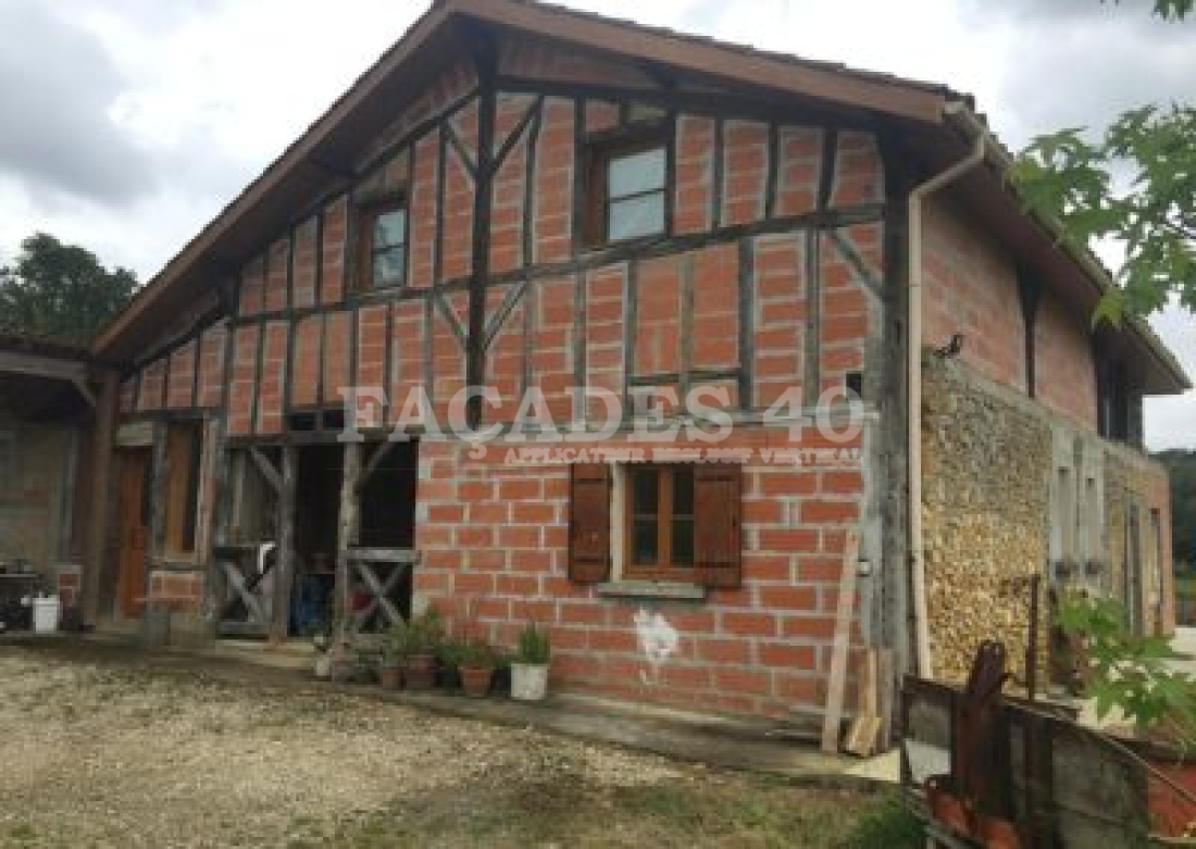 Barn with brick and wooden façade