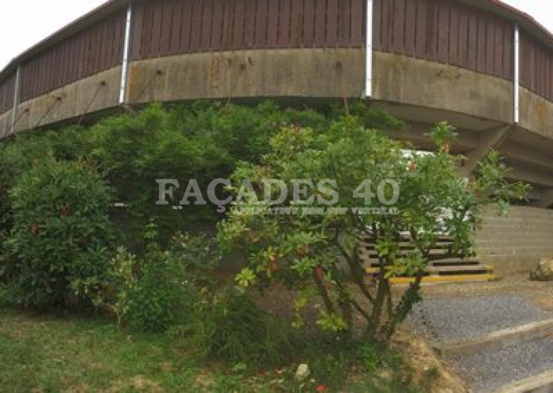 Façades 40, mur végétalisé sous structure en béton