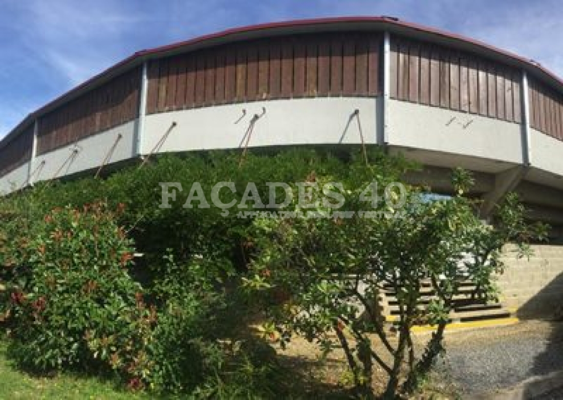 Bâtiment moderne avec façades courbes et fenêtres.