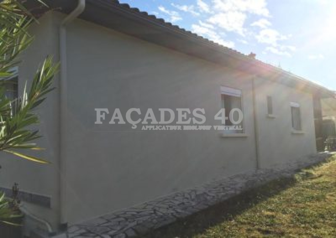 Façades 40 maison blanche fenêtre soleil