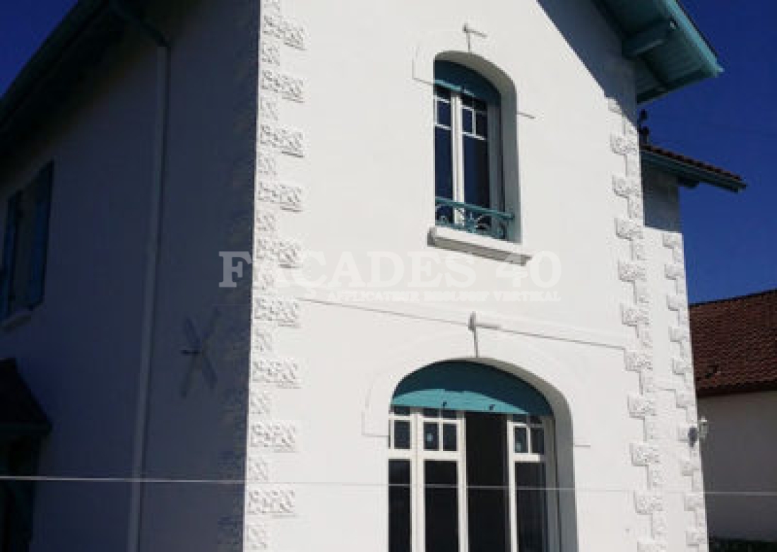 Façades 40 bâtiment blanc fenêtre verte