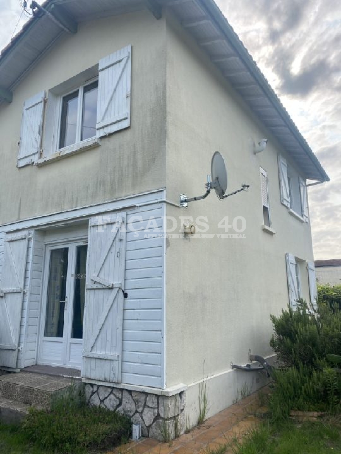 façade ouest exposée aux intempéries développement la moisissure et verdissure