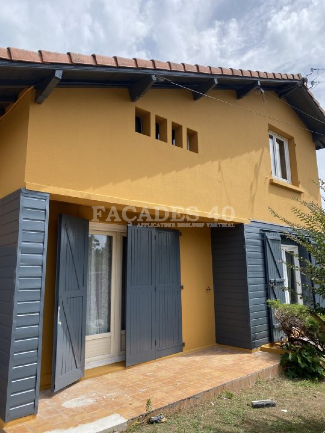 Ravalement de façade d'une maison type castor  teinte ocre