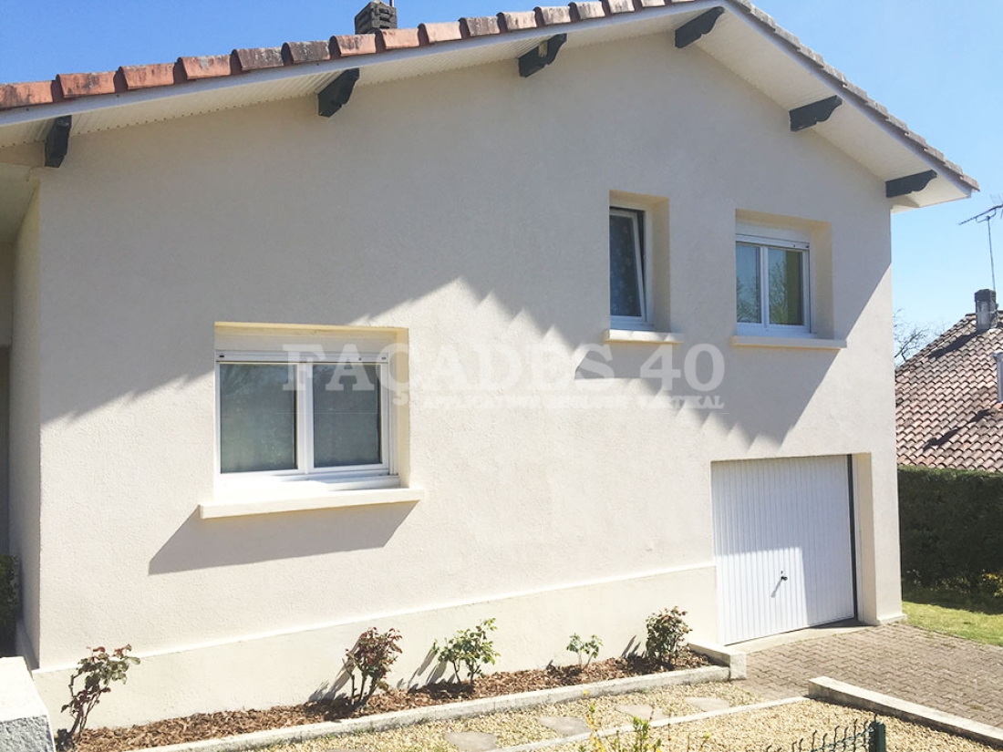 Maison blanche avec fenêtres et garage