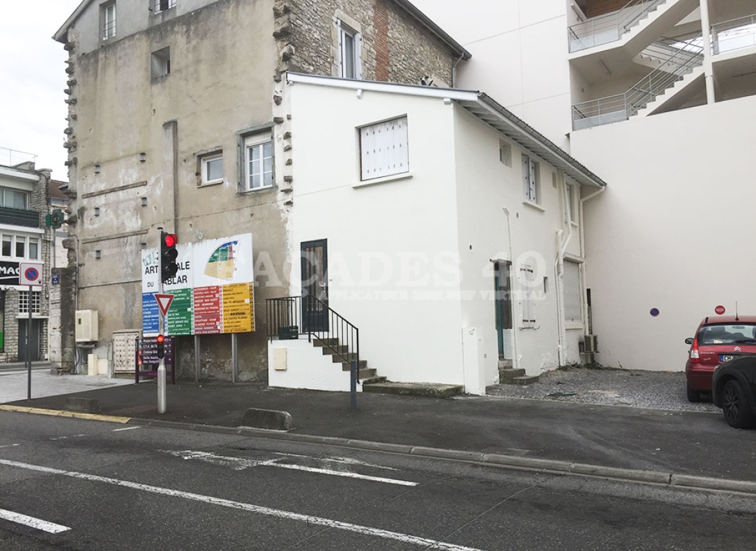 Façades 40 bâtiment blanc escalier rue voiture