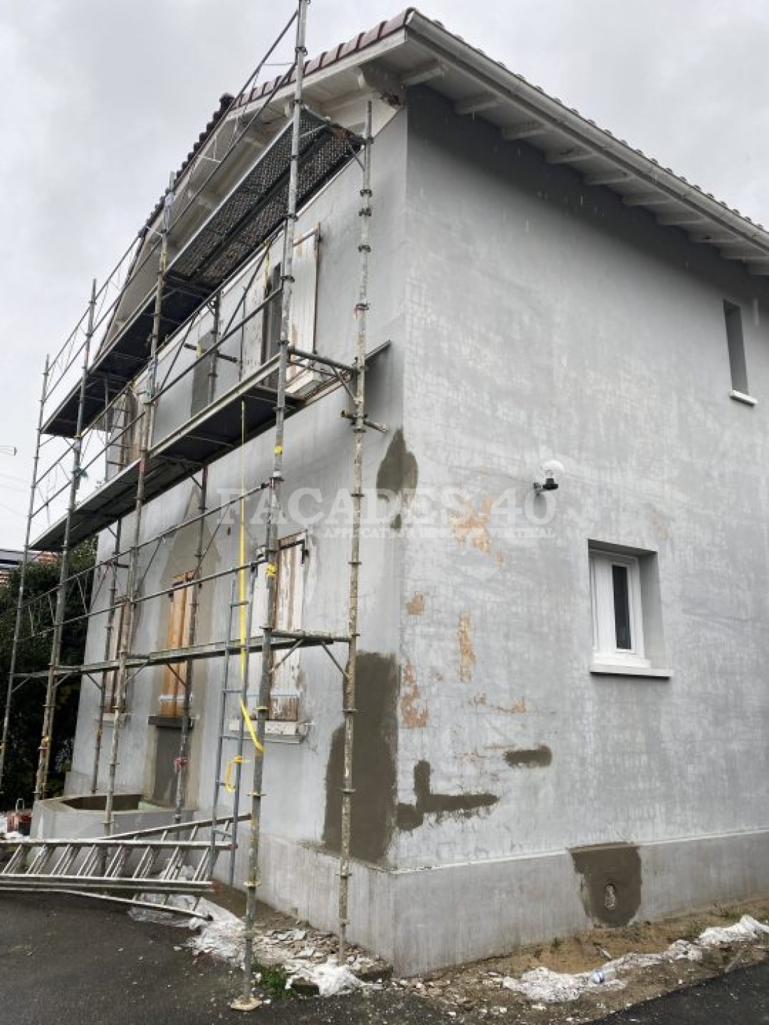 Photo pendant 1 Un ravalement de façade en résine finition gratté