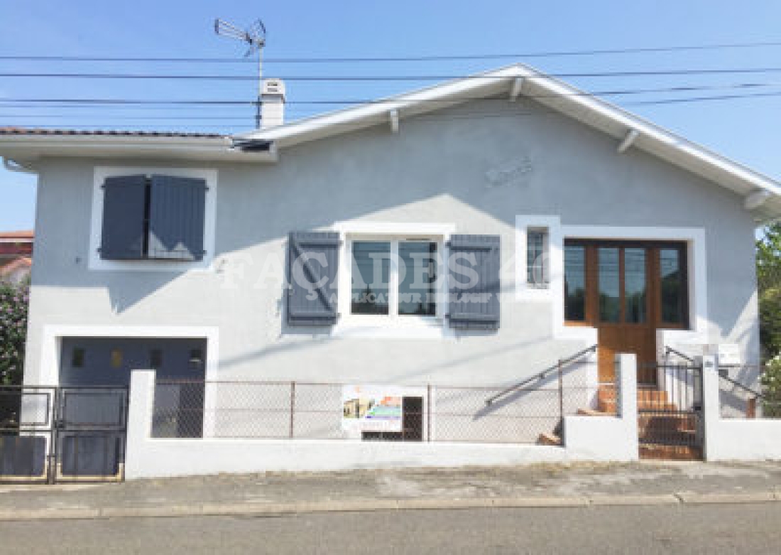 Façades 40 bâtiment blanc avec enseigne Cades.