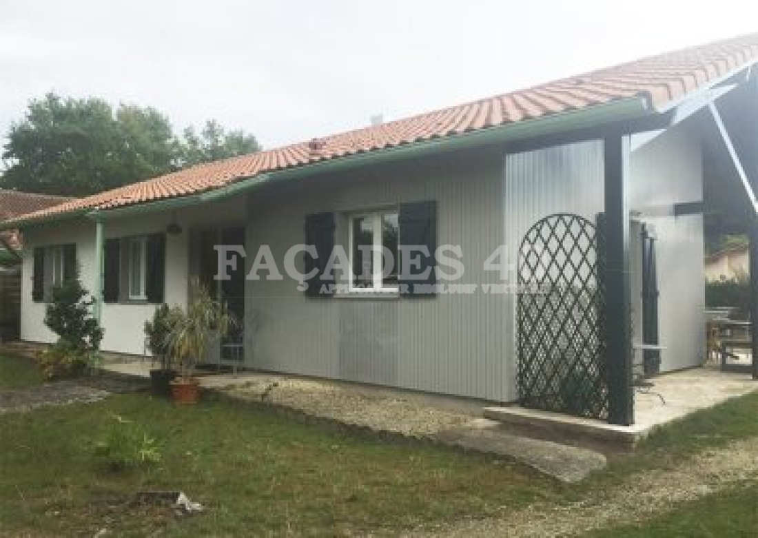 Maison moderne avec fenêtres et clôture en métal.