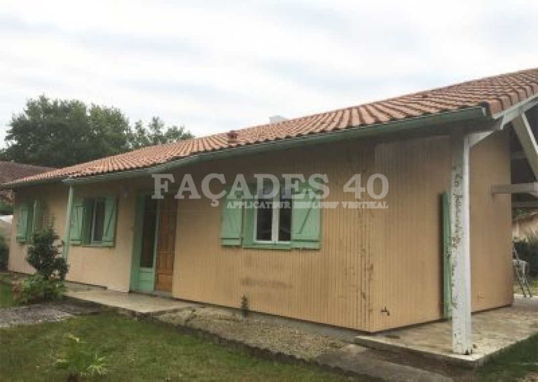 Façades 40 maison jaune fenêtres vertes