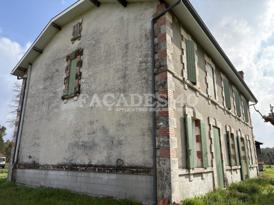 Façades 40 bâtiments anciens murs blancs volets verts