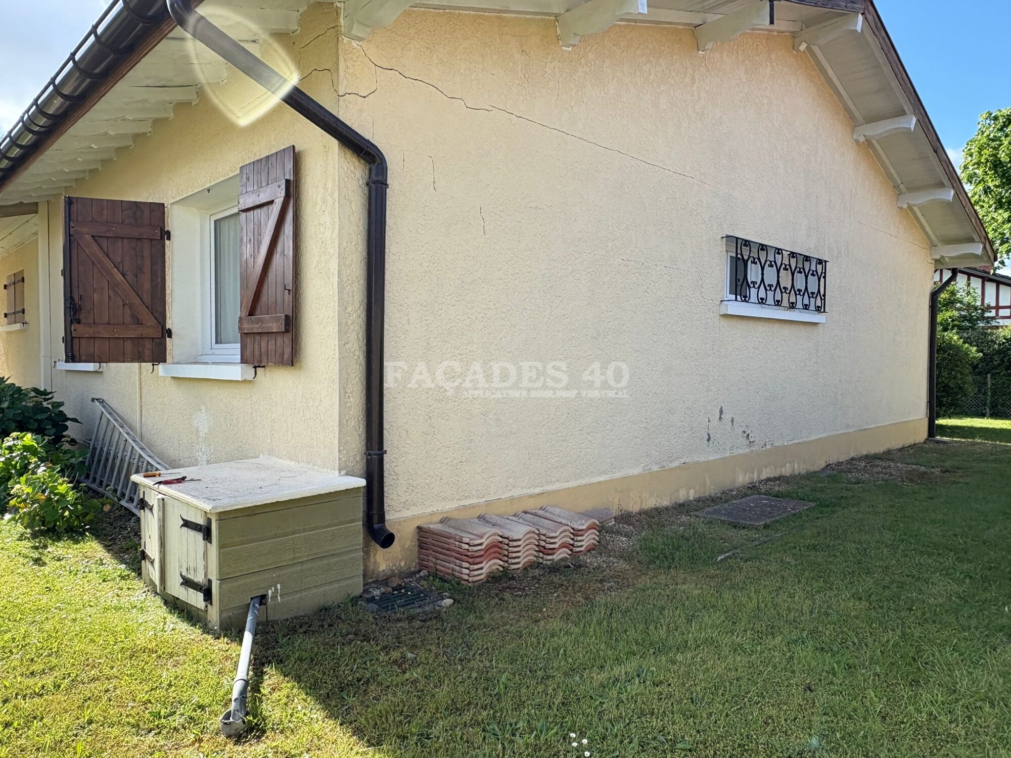 Façades 40 maison jaune fenêtre volets bois gouttière