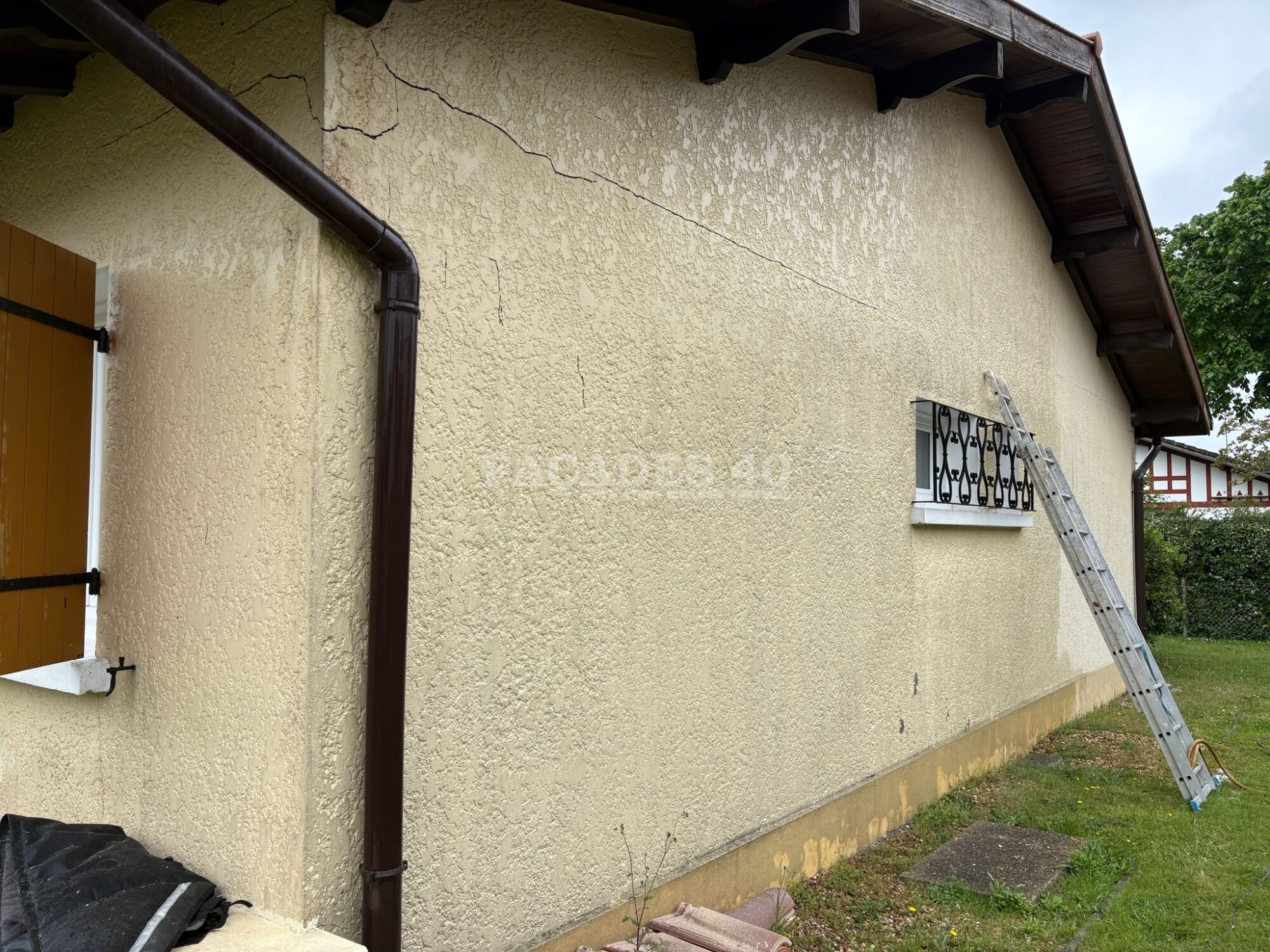 Photo pendant 2 Traitement de fissures sur une maison individuelle à MOLIETS-ET-MAA